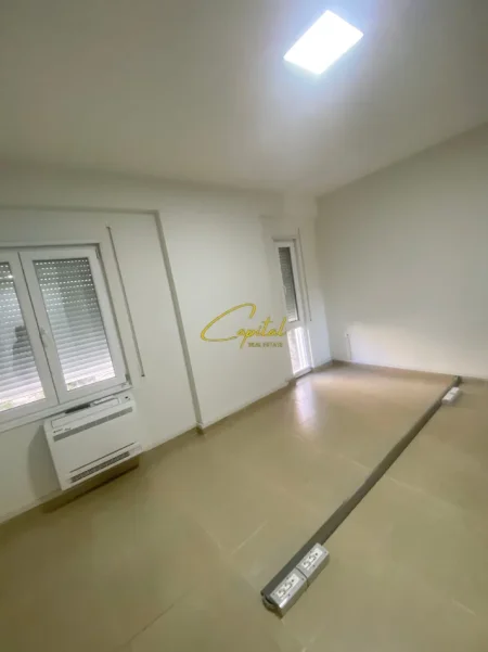 Tirane, jepet me qera ambjent biznesi Kati 2, 93 m² 1.000 € (RRUGA E KOSOVAREVE)