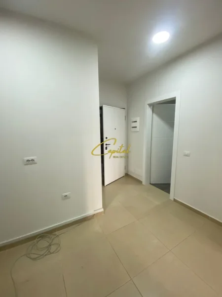 Tirane, jepet me qera ambjent biznesi Kati 2, 93 m² 1.000 € (RRUGA E KOSOVAREVE)