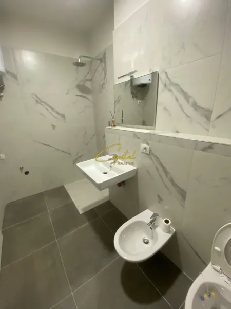 Tirane, jepet me qera ambjent biznesi Kati 2, 93 m² 1.000 € (RRUGA E KOSOVAREVE)