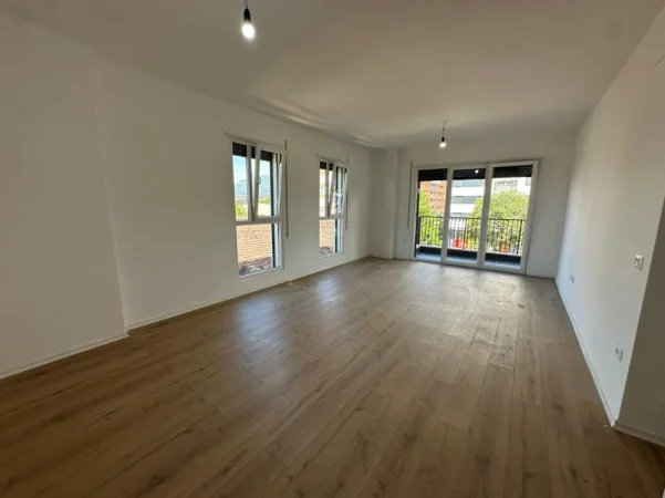 Tirane, jepet me qera apartament 2+1+Ballkon Kati 2, 100 m² 570 € (Rruga Turhan Pashe Permeti)