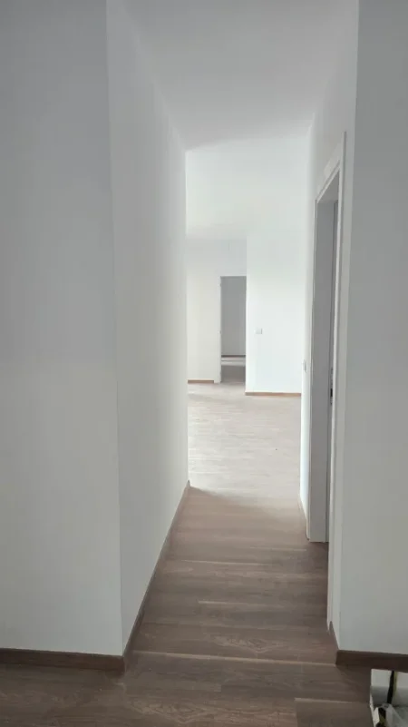 Tirane, jepet me qera zyre Kati 1, 450 € (laprake , ish dogana)