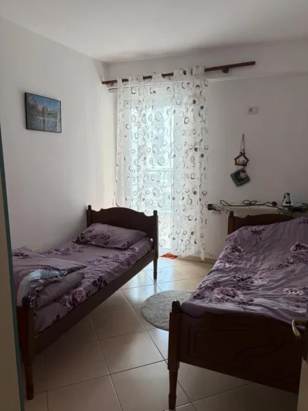 Tirane, jepet me qera apartament 3+1 Kati 3, 120 m² 550 € (Stacioni I Trenit Rruga Jordan Misja)