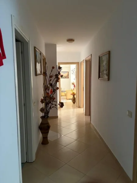 Tirane, jepet me qera apartament 3+1 Kati 3, 120 m² 550 € (Stacioni I Trenit Rruga Jordan Misja)