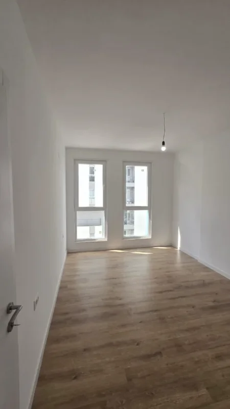 Tirane, jepet me qera ambjent biznesi Kati 3, 350 € (qtu)