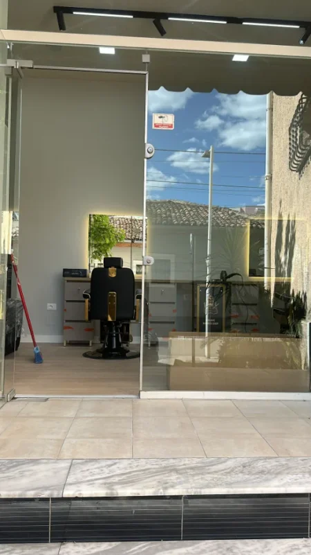 Tirane, shitet ambjent biznesi Kati 0, 23 m² 165.000 € (RRUGA E BARRIKADAVE)