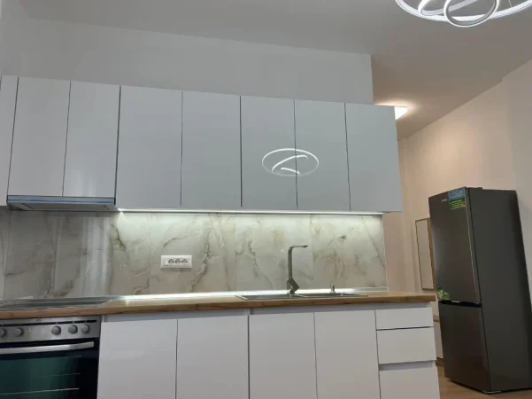 Tirane, jepet me qera apartament 1+1 Kati 3, 50 m² 400 € (ALI DEMI)