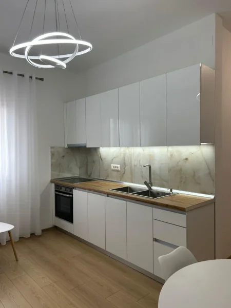 Tirane, jepet me qera apartament 1+1 Kati 3, 50 m² 400 € (ALI DEMI)