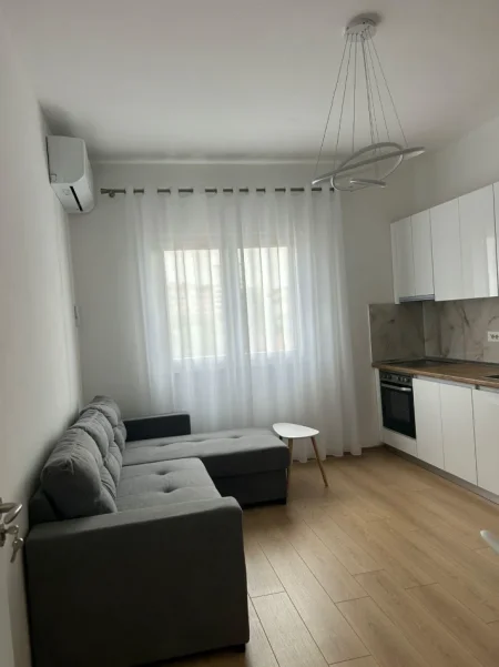 Tirane, jepet me qera apartament 1+1 Kati 3, 50 m² 400 € (ALI DEMI)