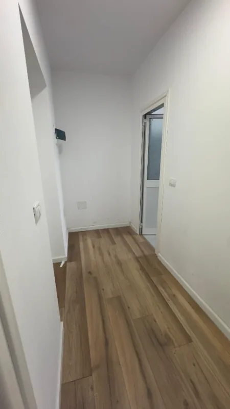 Tirane, shitet apartament 1+1 Kati 1, 130.000 € (pallati me shigjeta)