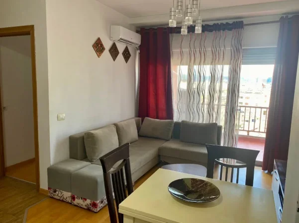 Tirane, jepet me qera apartament 1+1 Kati 6, 55 m² 520 € (Rruga Xhanfize Keko)