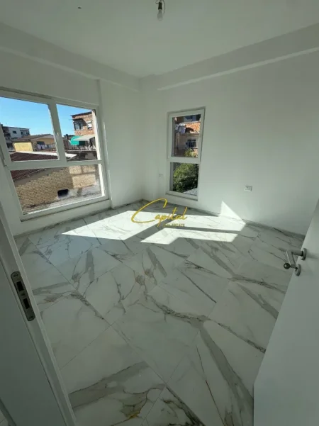 Tirane, jepet me qera zyre Kati 1, 70 m² 500 € (LAPRAKE)