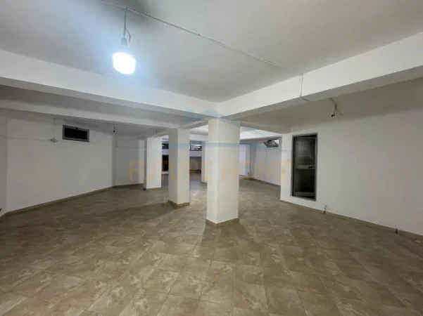 Shqiperi, jepet me qera magazine Kati -1, 130 m² 600 € (RRUGA E KAVAJES)