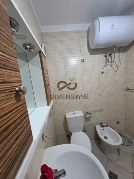 Tirane, jepet me qera apartament 2+1+Ballkon Kati 1, 92 m² 650 € (ish parku)