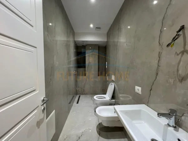 Tirane, jepet me qera ambjent biznesi Kati 10, 105 m² 1.800 € (Bllok)