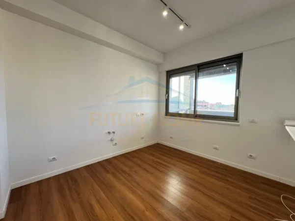 Tirane, jepet me qera ambjent biznesi Kati 10, 105 m² 1.800 € (Bllok)