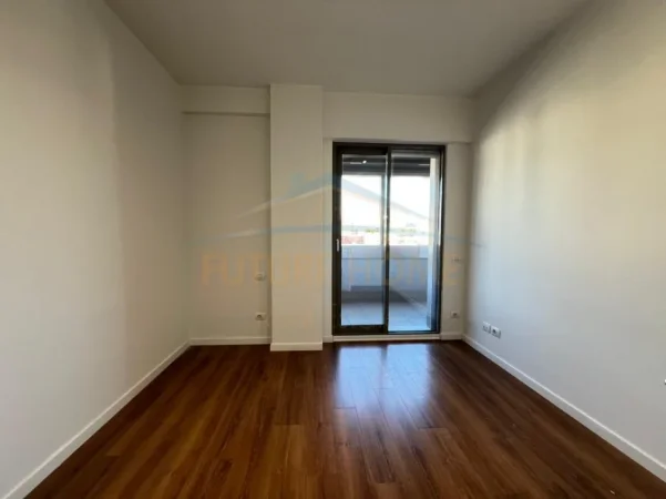 Tirane, jepet me qera ambjent biznesi Kati 10, 105 m² 1.800 € (Bllok)
