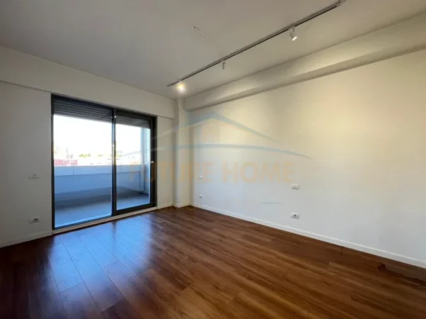 Tirane, jepet me qera ambjent biznesi Kati 10, 105 m² 1.800 € (Bllok)
