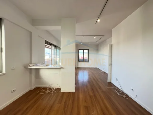 Tirane, jepet me qera ambjent biznesi Kati 10, 105 m² 1.800 € (Bllok)
