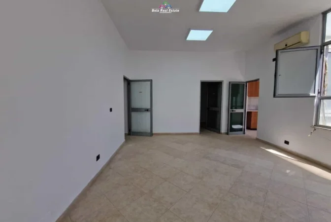 Tirane, jepet me qera zyre Kati 1, 80 m² 1.010 € (Rruga Myslym Shyri)