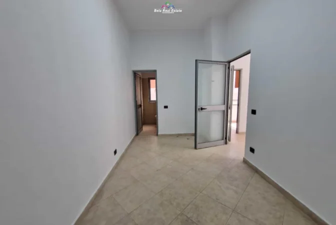 Tirane, jepet me qera zyre Kati 1, 80 m² 1.010 € (Rruga Myslym Shyri)