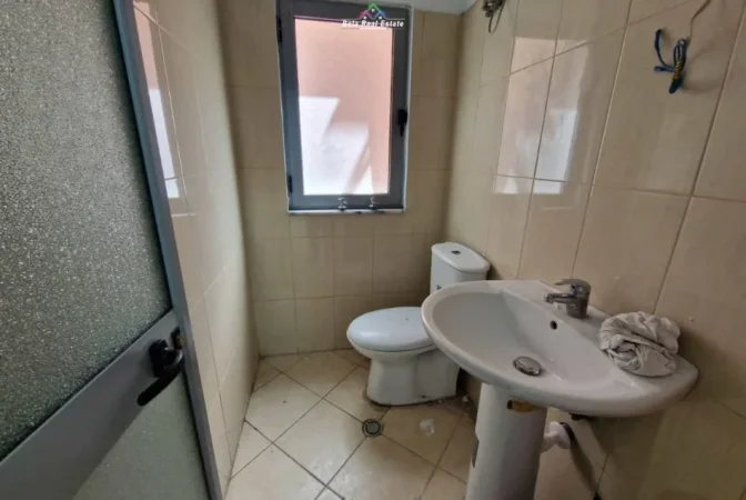 Tirane, jepet me qera zyre Kati 1, 80 m² 1.010 € (Rruga Myslym Shyri)