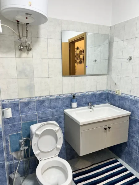 Tirane, jepet me qera apartament 1+1+Ballkon Kati 5, 65 m² 400 € 
