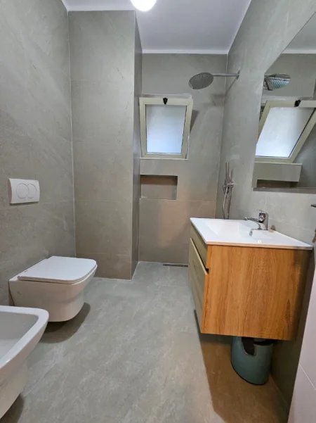 Tirane, shitet apartament 1+1+Ballkon Kati 2, 66 m² 163.000 € (Rruga Mine Peza)
