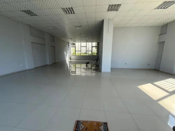 Tirane, jepet me qera dyqan Kati 0, 400 m² 1.400 € (CASA ITALIA)