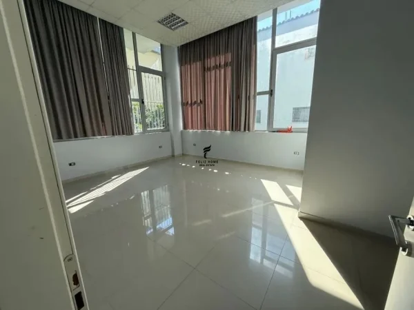 Tirane, jepet me qera dyqan Kati 0, 400 m² 1.400 € (CASA ITALIA)