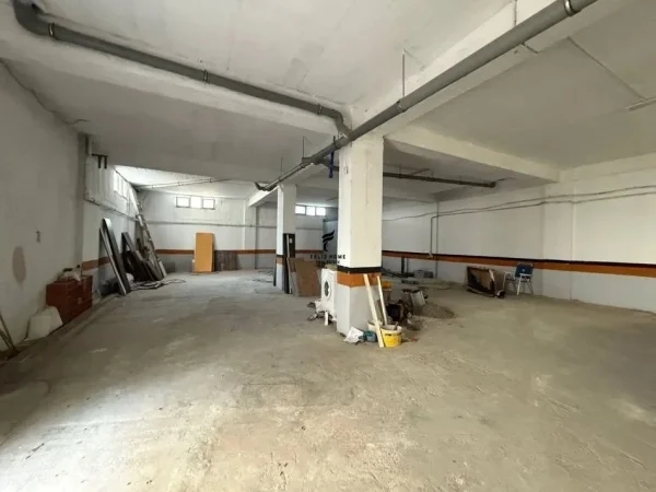 Tirane, jepet me qera dyqan Kati 0, 400 m² 1.400 € (CASA ITALIA)