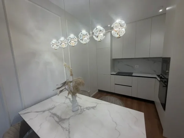 Tirane, jepet me qera apartament 1+1+Ballkon Kati 7, 65 m² 700 € 
