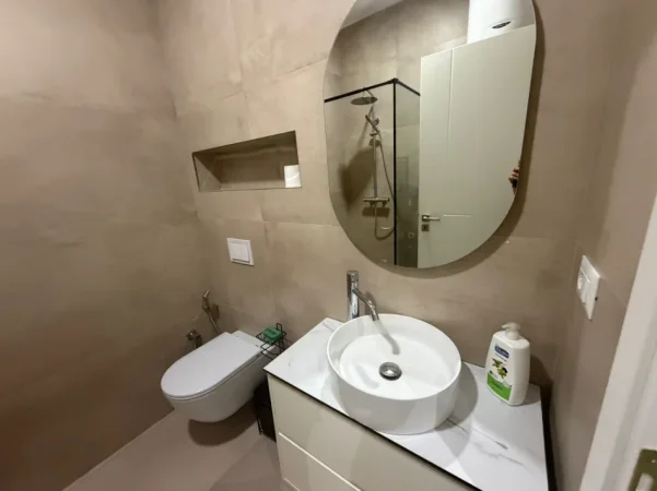 Tirane, jepet me qera apartament 1+1+Ballkon Kati 7, 65 m² 700 € 