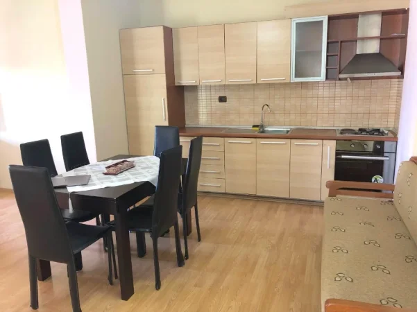 Tirane, jepet me qera apartament 2+1+Ballkon Kati 3, 80 m² 400 € 