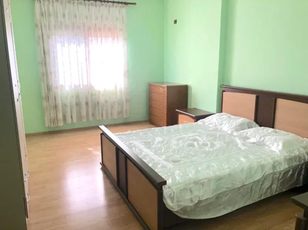Tirane, jepet me qera apartament 2+1+Ballkon Kati 3, 80 m² 400 € 