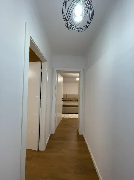Tirane, jepet me qera apartament 2+1 Kati 3, 80 m² 700 € (Rruga Petro Nini Luarasi)