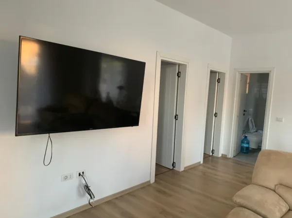 Jepet me qera super apartament 2+1,tek Fakulteti Ekonomik, me vlere 550 euro