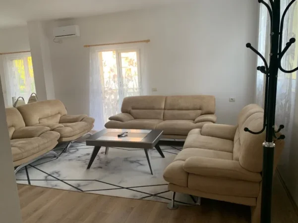 Jepet me qera super apartament 2+1,tek Fakulteti Ekonomik, me vlere 550 euro