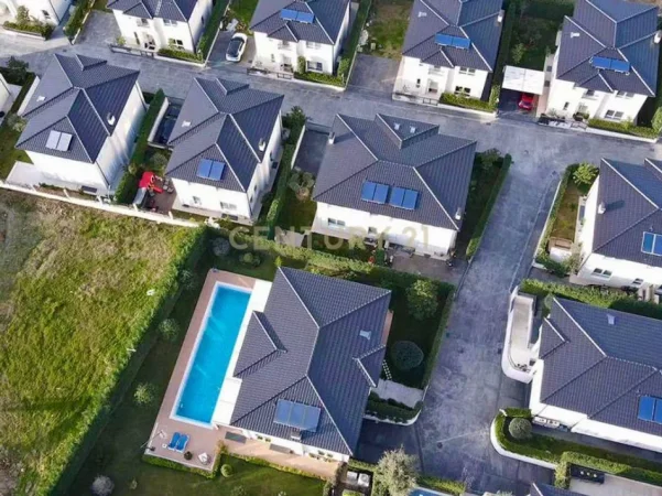 Tirane, shitet Vile 3 Katshe Kati 3, 710 m² 1.650.000 € (liqeni i thate)