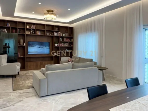 Tirane, shitet Vile 3 Katshe Kati 3, 710 m² 1.650.000 € (liqeni i thate)