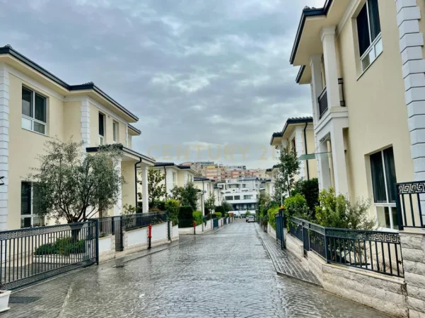 Tirane, shitet Vile 3 Katshe Kati 3, 710 m² 1.650.000 € (liqeni i thate)