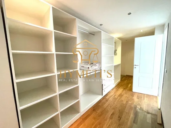 Tirane, shitet Vile , 240 m² (Rruga Peti)
