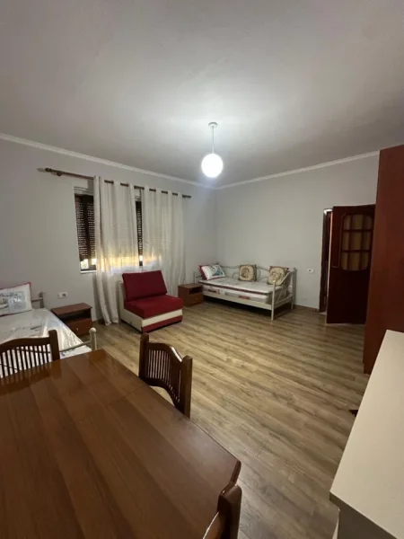 Tirane, jepet me qera apartament 1+1 Kati 2, 28 m² 350 € (Qyteti Studenti)