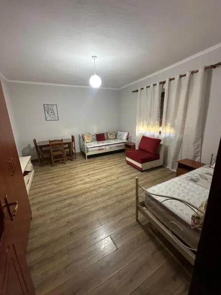Tirane, jepet me qera apartament 1+1 Kati 2, 28 m² 350 € (Qyteti Studenti)