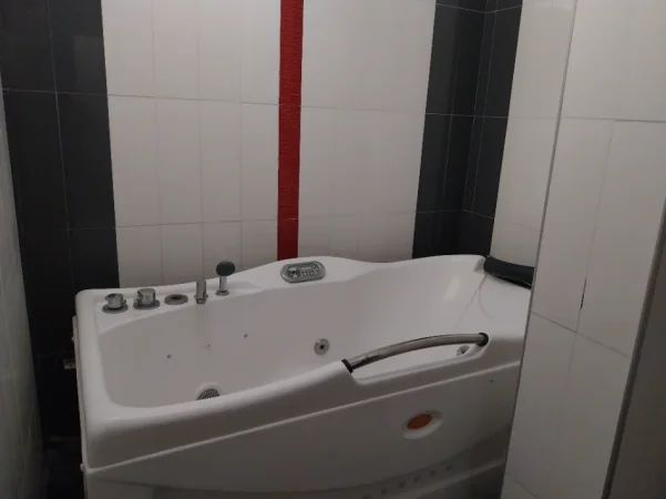 Tirane, shes aksesore OKAZION. MBYLLET HOTEL GOLEM. SHITEN 4 JAKUZI/VASKA TË NDRYSHME - GOLEM