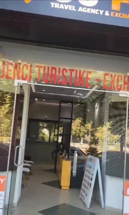 Tirane, jepet me qera ambjent biznesi Kati 1, 50 m² 1.000 € (Bulevardi Bajram Curri)