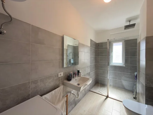 Tirane, shitet apartament 3+1+Ballkon Kati 4, 130 m² 245.999 € (Selitë)