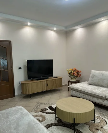 Tirane, jepet me qera apartament 2+1 Kati 2, 100 m² 800 € (Embassy Of The United States)