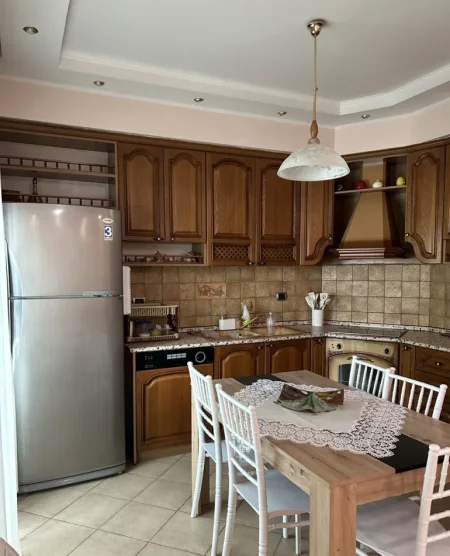 Tirane, jepet me qera apartament 2+1 Kati 2, 100 m² 800 € (Embassy Of The United States)