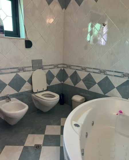 Tirane, jepet me qera apartament 2+1 Kati 2, 100 m² 800 € (Embassy Of The United States)