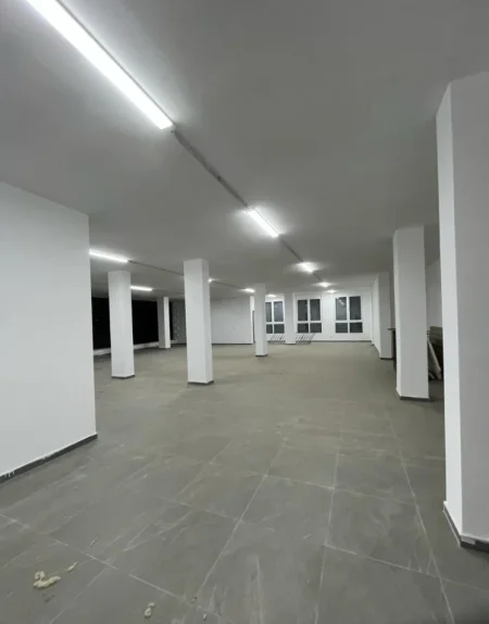 Tirane, jap me qera Objekti Biznesi sall e hapur 800 €